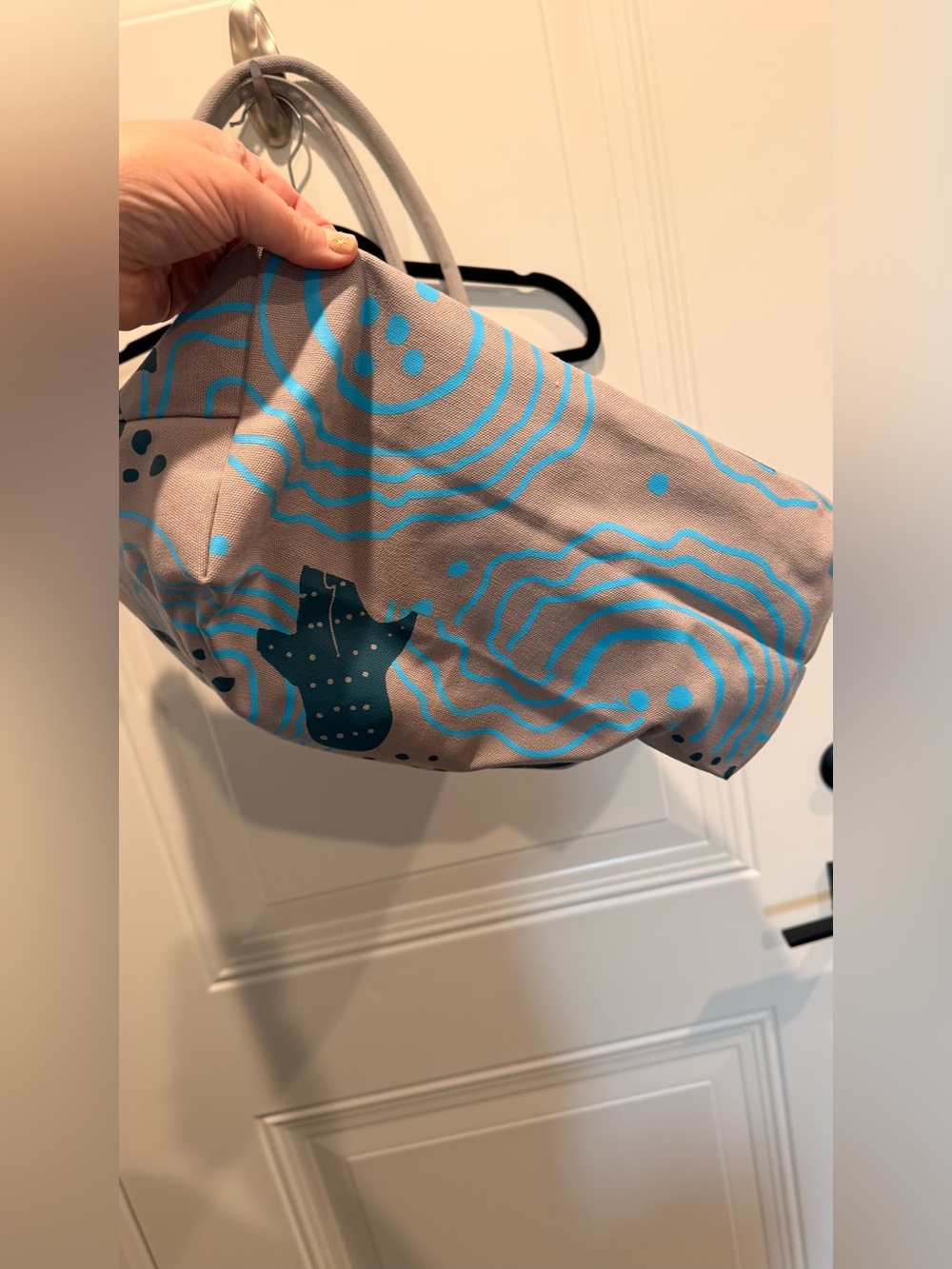 NWOT Shark Ripples Beach Tote - 2 inside pockets, 1 zip pocket, keychain hook - Picture 9 of 16